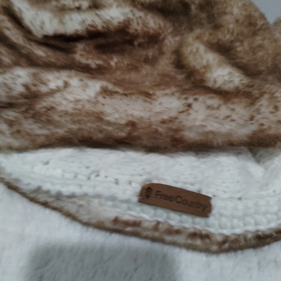 Free country Faux Far Neck Scarf - Picture 16 of 17
